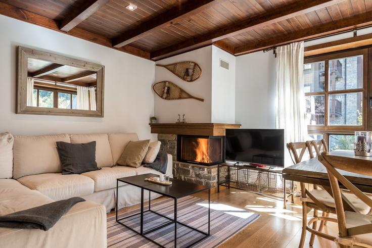 Baqueira, Baqueira 소재 Building Calle Perimetrau - totiaran-sl - 1336149 유닛에 마련된, 현대적인 가구로 꾸며진 우아한 디자인의 거실 Baqueira, Baqueira 소재 Building Calle Perimetrau - totiaran-sl - 1336149 유닛에 마련된, 현대적인 가구로 꾸며진 우아한 디자인의 거실