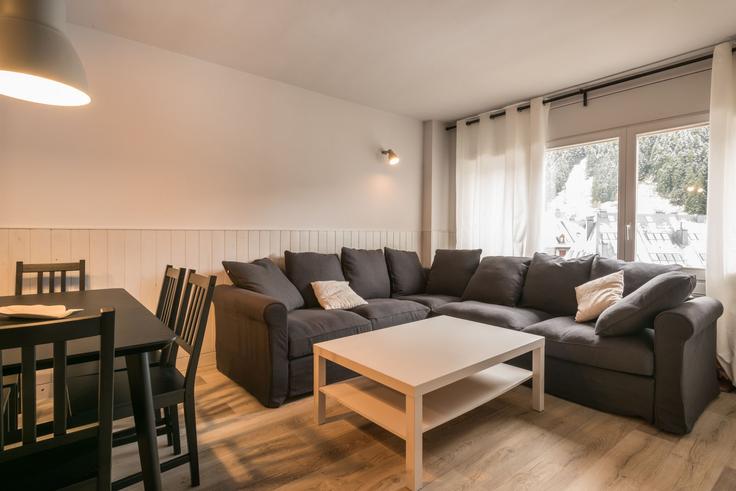 Sala de estar elegantemente projetada com móveis modernos em um apartamento no Building Carretera Port,deth;Ag. Baqueira - totiaran-sl - 1336200 em Baqueira, Baqueira Sala de estar elegantemente projetada com móveis modernos em um apartamento no Building Carretera Port,deth;Ag. Baqueira - totiaran-sl - 1336200 em Baqueira, Baqueira