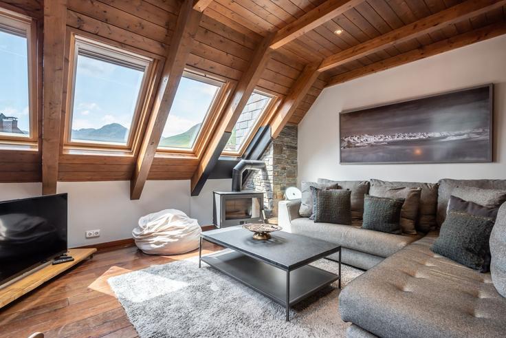 Salle de séjour élégante avec mobilier moderne dans un appartement à Building Carrèr dera Pleta de Jus - totiaran-sl - 1336226 à Baqueira, Baqueira Salle de séjour élégante avec mobilier moderne dans un appartement à Building Carrèr dera Pleta de Jus - totiaran-sl - 1336226 à Baqueira, Baqueira
