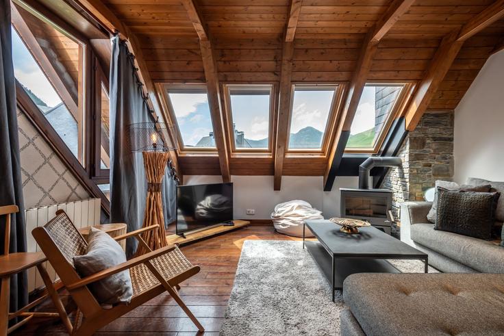 Sala de estar elegantemente projetada com móveis modernos em um apartamento no Building Carrèr dera Pleta de Jus - totiaran-sl - 1336226 em Baqueira, Baqueira Sala de estar elegantemente projetada com móveis modernos em um apartamento no Building Carrèr dera Pleta de Jus - totiaran-sl - 1336226 em Baqueira, Baqueira