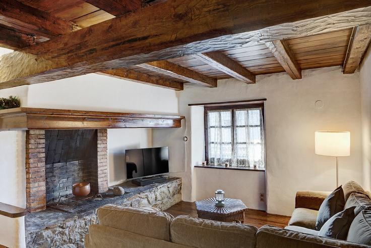 Elegante sala de estar con mobiliario moderno en un apartamento en Building Calle Placita Beret - totiaran-sl - 1336180 en Baqueira, Baqueira