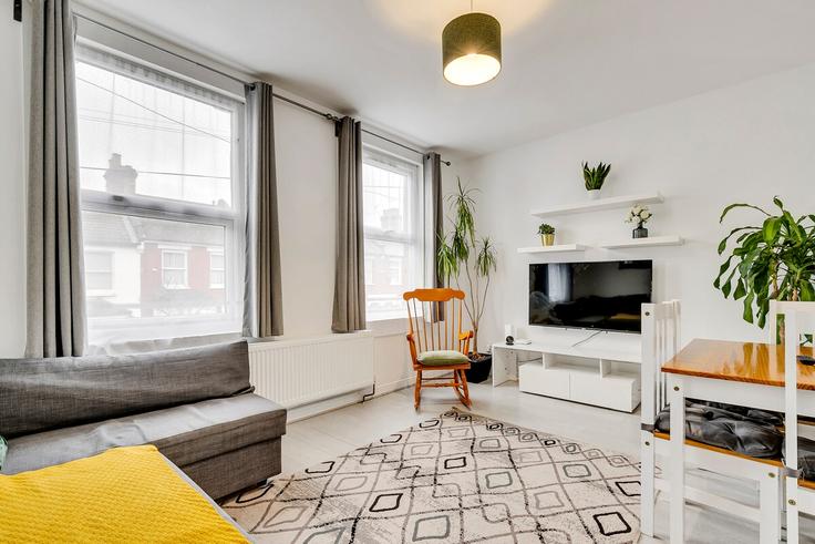 Elegante sala de estar con mobiliario moderno en un apartamento en Building Handsworth Road - tottenham-abode - 1557647 en London Borough of Haringey, London