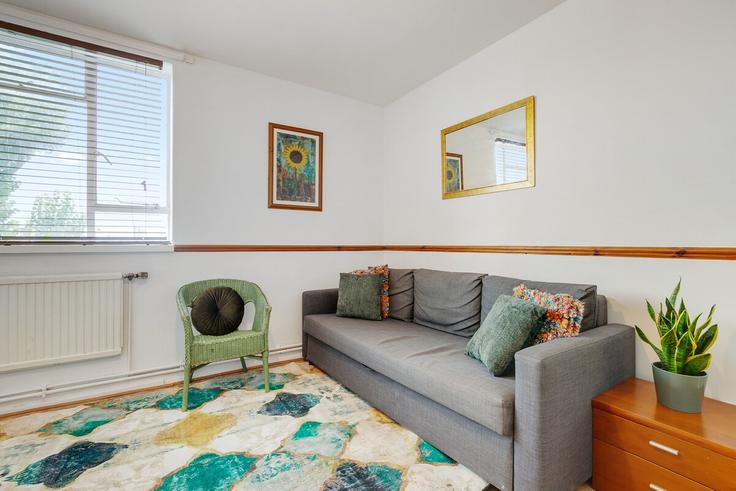 Elegant gestaltetes Wohnzimmer mit moderner Einrichtung in einer Wohnung im Building Holford Street - tottenham-abode - 1557649 in London Borough of Islington, London