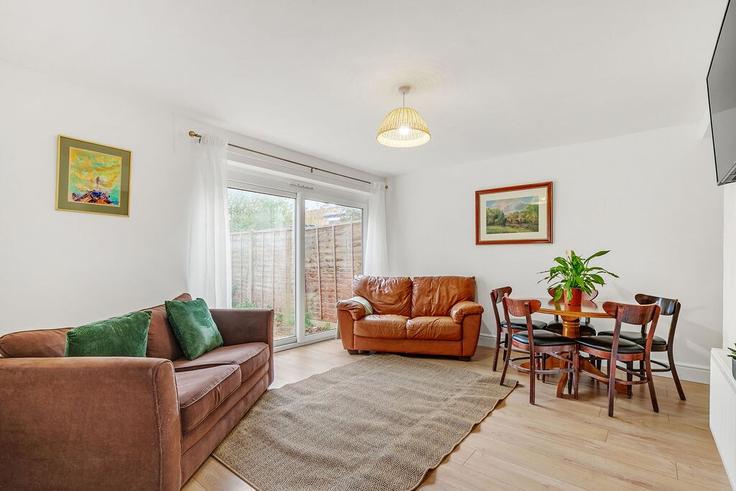 Elegante sala de estar con mobiliario moderno en un apartamento en Building Grantham Road - tottenham-abode - 1557644 en London Borough of Newham, London Elegante sala de estar con mobiliario moderno en un apartamento en Building Grantham Road - tottenham-abode - 1557644 en London Borough of Newham, London