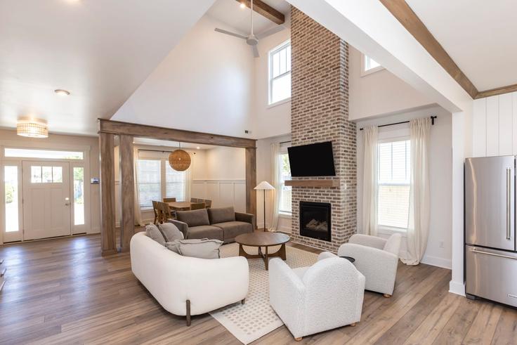 Salle de séjour élégante avec mobilier moderne dans un appartement à Building 23rd Street - transcendentstays - 1061278 - USA à Virginia Beach, Virginia Beach