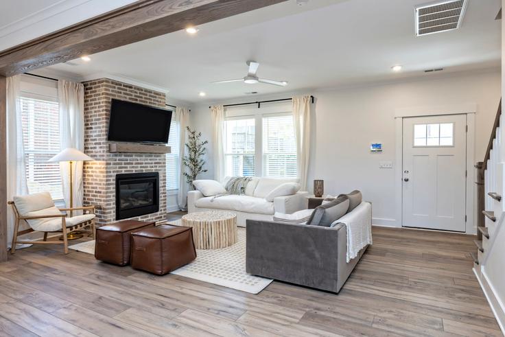 Salle de séjour élégante avec mobilier moderne dans un appartement à Building 22nd Street - transcendentstays - 1061293 - USA à Virginia Beach, Virginia Beach