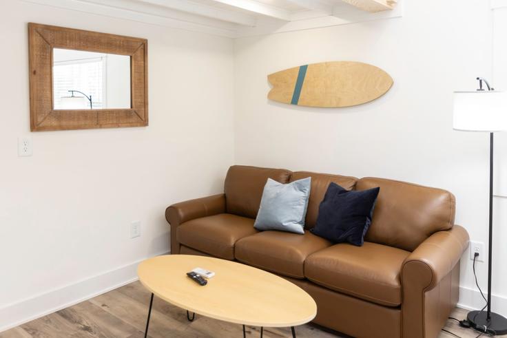 Elegant gestaltetes Wohnzimmer mit moderner Einrichtung in einer Wohnung im Building 19th Street - transcendentstays - 1061322 - USA in Virginia Beach, Virginia Beach