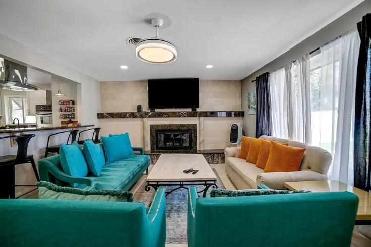 Sala de estar elegantemente projetada com móveis modernos em um apartamento no Building El Camino Avenue - traverse - 1696881 em Las Vegas, Las Vegas