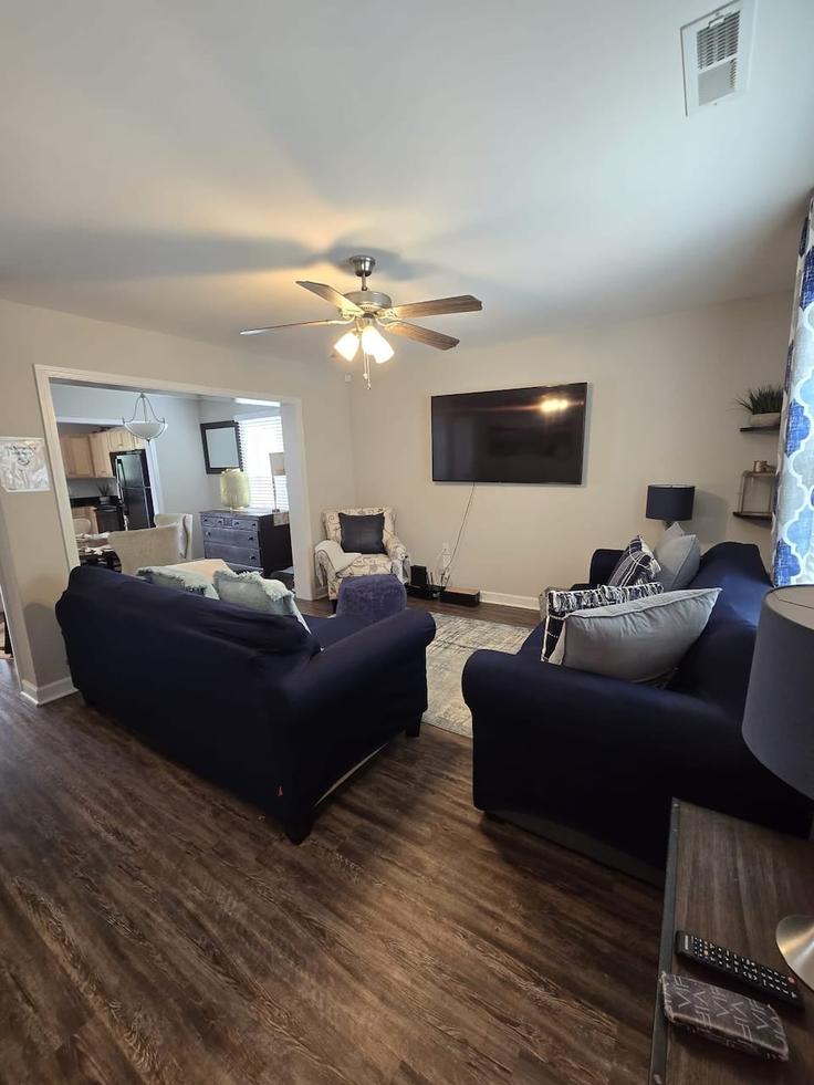 Salle de séjour élégante avec mobilier moderne dans un appartement à Building Dot Avenue - traverse - 1696866 à Kannapolis, Kannapolis