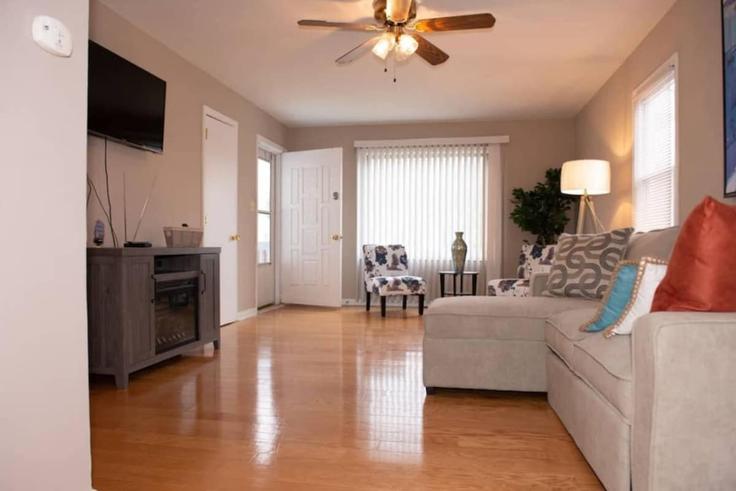 Building Woodfin Road - traverse - 1696863 adresindeki bir dairede modern mobilyalarla zarif bir şekilde tasarlanmış oturma odası Newport News, Newport News Building Woodfin Road - traverse - 1696863 adresindeki bir dairede modern mobilyalarla zarif bir şekilde tasarlanmış oturma odası Newport News, Newport News