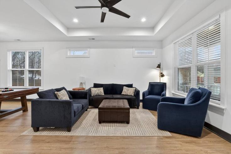 Elegant gestaltetes Wohnzimmer mit moderner Einrichtung in einer Wohnung im Building Maude Street - traverse - 1696797 in Chattanooga, Chattanooga Elegant gestaltetes Wohnzimmer mit moderner Einrichtung in einer Wohnung im Building Maude Street - traverse - 1696797 in Chattanooga, Chattanooga