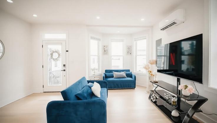 Elegante sala de estar con mobiliario moderno en un apartamento en Building Columbia Road Northwest - traverse - 1696692 en Washington, Washington