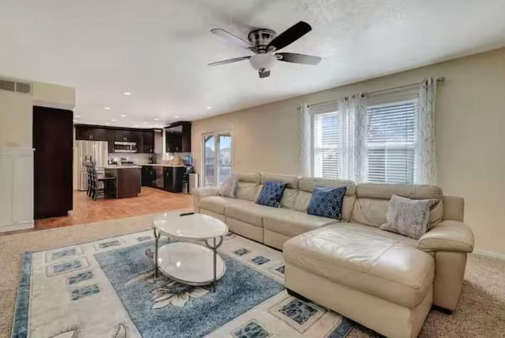 Salle de séjour élégante avec mobilier moderne dans un appartement à Building South 78th Street - traverse - 1696698 à Lincoln, Lincoln