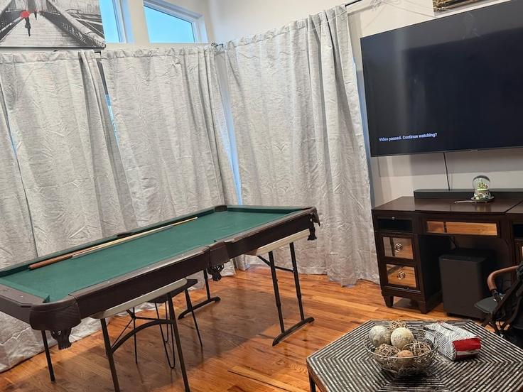 Salle de séjour élégante avec mobilier moderne dans un appartement à Building Leslie Street - traverse - 1696912 à Newark, Newark Salle de séjour élégante avec mobilier moderne dans un appartement à Building Leslie Street - traverse - 1696912 à Newark, Newark