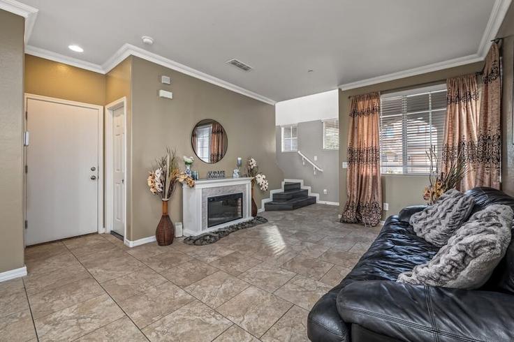 Elegant gestaltetes Wohnzimmer mit moderner Einrichtung in einer Wohnung im Building West Polk Street - traverse - 1696810 in Avondale, Avondale
