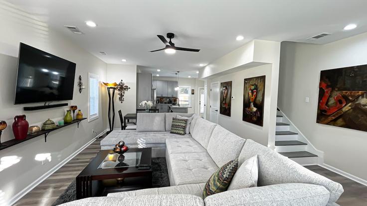 Elegant gestaltetes Wohnzimmer mit moderner Einrichtung in einer Wohnung im Building Cone Road - traverse - 1696809 in Macon, Macon