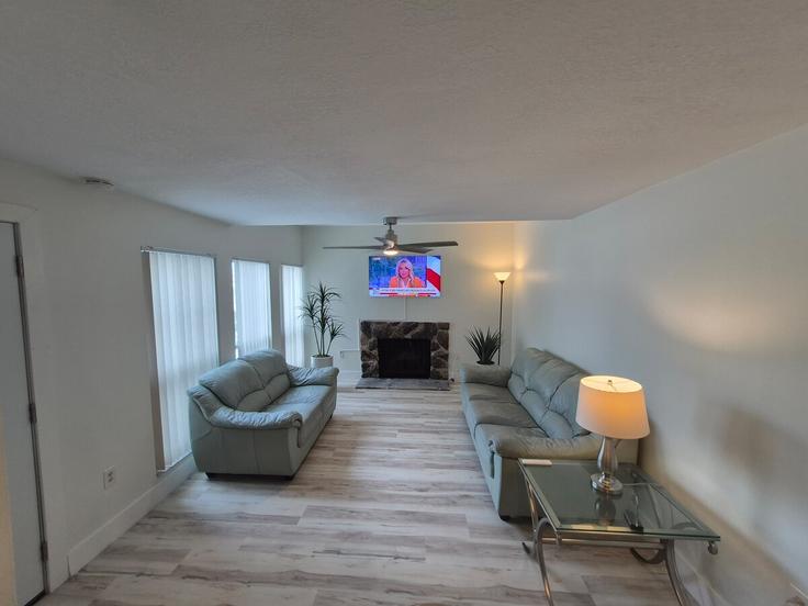 Salle de séjour élégante avec mobilier moderne dans un appartement à Building Rex Place - traverse - 1696670 à Madeira Beach, Madeira Beach