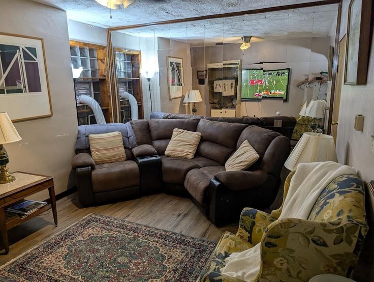 Pittsburgh, Pittsburgh에 위치한 Building Dolphin Way - traverse - 1696836 유닛의 세련된 인테리어가 돋보이는 거실