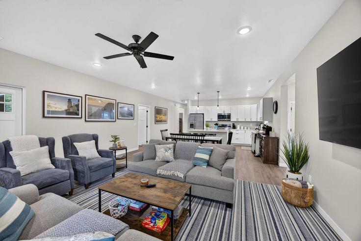 Sala de estar elegantemente projetada com móveis modernos em um apartamento no Building Spruce Street - traverse - 1696878 em Florence, Florence