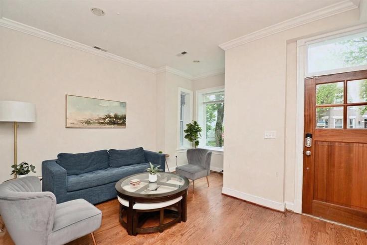 Elegant gestaltetes Wohnzimmer mit moderner Einrichtung in einer Wohnung im Building 10th Street Northeast - traverse - 1696926 in Washington, Washington