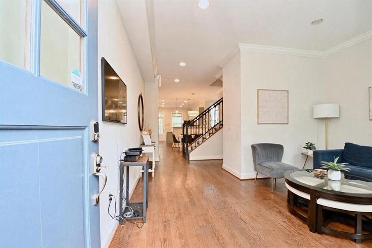 Washington, Washington에 위치한 Building 10th Street Northeast - traverse - 1696926 유닛의 세련된 인테리어가 돋보이는 거실