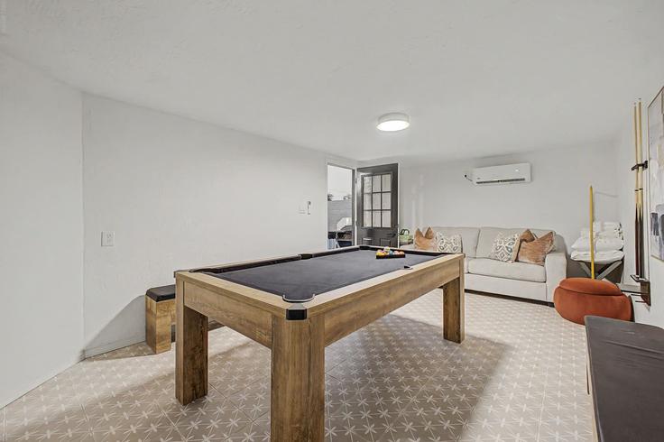 Sala de estar elegantemente projetada com móveis modernos em um apartamento no Building North 74th Street - travli-hospitality-co-1 - 1639148 em Scottsdale, Scottsdale Sala de estar elegantemente projetada com móveis modernos em um apartamento no Building North 74th Street - travli-hospitality-co-1 - 1639148 em Scottsdale, Scottsdale