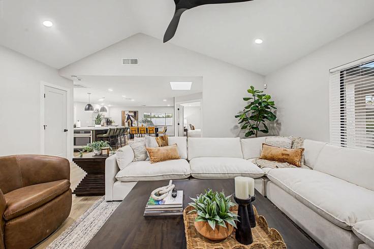 Sala de estar elegantemente projetada com móveis modernos em um apartamento no Building North 62nd Place - travli-hospitality-co-1 - 1639130 em Phoenix, Phoenix