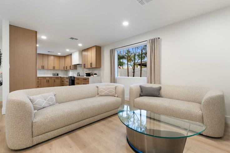Elegant gestaltetes Wohnzimmer mit moderner Einrichtung in einer Wohnung im Building East Blanche Drive - travli-hospitality-co-1 - 1639146 in Phoenix, Phoenix Elegant gestaltetes Wohnzimmer mit moderner Einrichtung in einer Wohnung im Building East Blanche Drive - travli-hospitality-co-1 - 1639146 in Phoenix, Phoenix