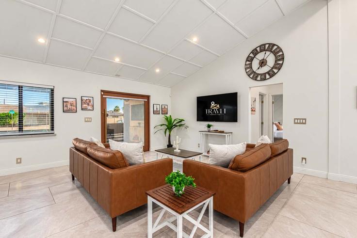 Elegante sala de estar con mobiliario moderno en un apartamento en Building East Windsor Avenue - travli-hospitality-co-1 - 1608857 en Scottsdale, Scottsdale