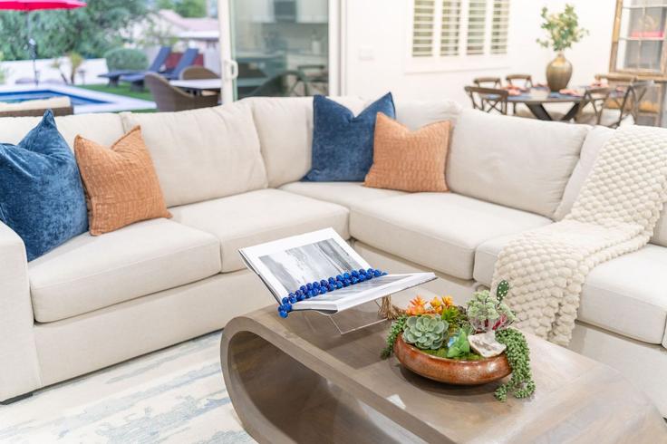 Salle de séjour élégante avec mobilier moderne dans un appartement à Building North El Pueblo Boulevard - travli-hospitality-co-1 - 1639126 à Fountain Hills, Fountain Hills Salle de séjour élégante avec mobilier moderne dans un appartement à Building North El Pueblo Boulevard - travli-hospitality-co-1 - 1639126 à Fountain Hills, Fountain Hills