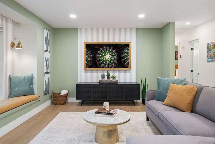 Elegant gestaltetes Wohnzimmer mit moderner Einrichtung in einer Wohnung im Building East Roanoke Avenue - travli-hospitality-co-1 - 1639149 in Scottsdale, Scottsdale Elegant gestaltetes Wohnzimmer mit moderner Einrichtung in einer Wohnung im Building East Roanoke Avenue - travli-hospitality-co-1 - 1639149 in Scottsdale, Scottsdale