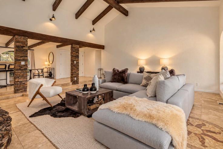 Elegante sala de estar con mobiliario moderno en un apartamento en Building San Patricio Drive - travli-hospitality-co-1 - 1609109 en Sedona, Sedona Elegante sala de estar con mobiliario moderno en un apartamento en Building San Patricio Drive - travli-hospitality-co-1 - 1609109 en Sedona, Sedona