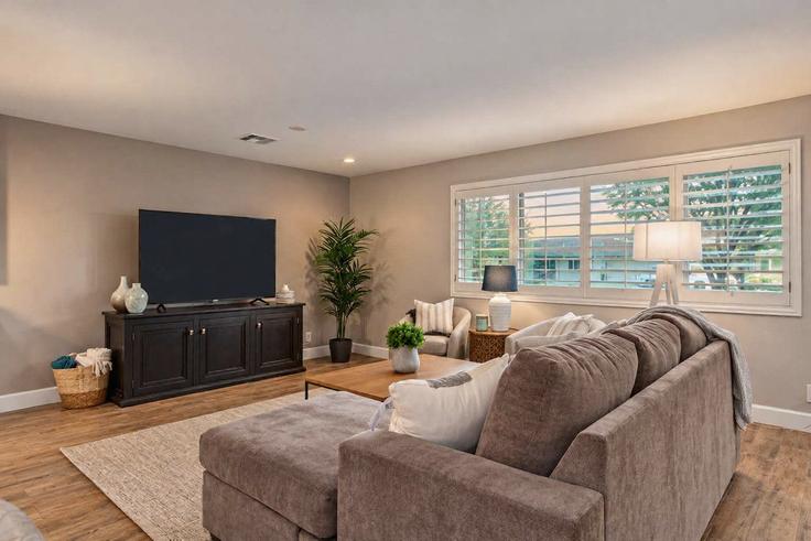 Elegante sala de estar con mobiliario moderno en un apartamento en Building East Wilshire Drive - travli-hospitality-co-1 - 1608951 en Scottsdale, Scottsdale