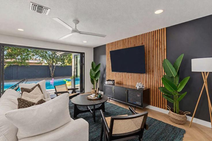 Phoenix PhoenixのBuilding East Paradise Drive - travli-hospitality-co-1 - 1608830のアパートメントにある、モダンな家具を備えたエレガントなデザインのリビングルーム