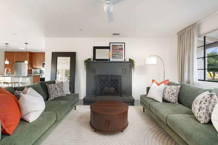 Sala de estar elegantemente projetada com móveis modernos em um apartamento no Building East 3rd Street - travli-hospitality-co - 1639178 em Scottsdale, Scottsdale Sala de estar elegantemente projetada com móveis modernos em um apartamento no Building East 3rd Street - travli-hospitality-co - 1639178 em Scottsdale, Scottsdale