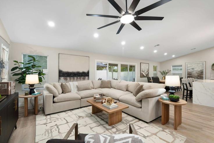 Elegante sala de estar con mobiliario moderno en un apartamento en Building North 79th Avenue - travli-hospitality-co - 1639132 en Glendale, Glendale Elegante sala de estar con mobiliario moderno en un apartamento en Building North 79th Avenue - travli-hospitality-co - 1639132 en Glendale, Glendale