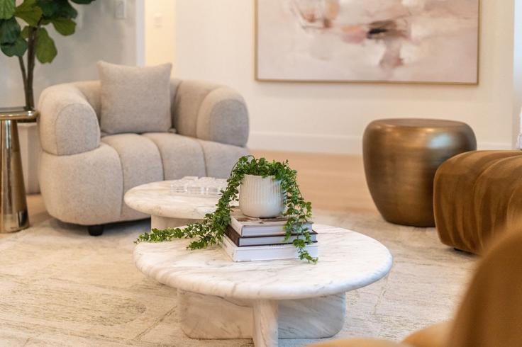 Elegant gestaltetes Wohnzimmer mit moderner Einrichtung in einer Wohnung im Building East Waltann Lane - travli-hospitality-co - 1639133 in Phoenix, Phoenix Elegant gestaltetes Wohnzimmer mit moderner Einrichtung in einer Wohnung im Building East Waltann Lane - travli-hospitality-co - 1639133 in Phoenix, Phoenix
