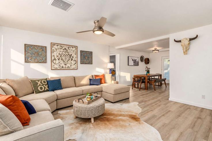Sala de estar elegantemente projetada com móveis modernos em um apartamento no Building North 75th Place - travli-hospitality-co - 1558624 em Scottsdale, Scottsdale Sala de estar elegantemente projetada com móveis modernos em um apartamento no Building North 75th Place - travli-hospitality-co - 1558624 em Scottsdale, Scottsdale