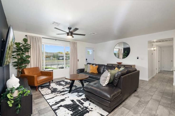 Elegant gestaltetes Wohnzimmer mit moderner Einrichtung in einer Wohnung im Building North Granite Reef Road - travli-hospitality-co - 1639140 in Scottsdale, Scottsdale Elegant gestaltetes Wohnzimmer mit moderner Einrichtung in einer Wohnung im Building North Granite Reef Road - travli-hospitality-co - 1639140 in Scottsdale, Scottsdale