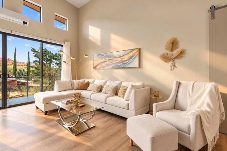 Sedona, Sedona에 위치한 Building Moondance Lane - travli-hospitality-co - 1558652 유닛의 세련된 인테리어가 돋보이는 거실 Sedona, Sedona에 위치한 Building Moondance Lane - travli-hospitality-co - 1558652 유닛의 세련된 인테리어가 돋보이는 거실