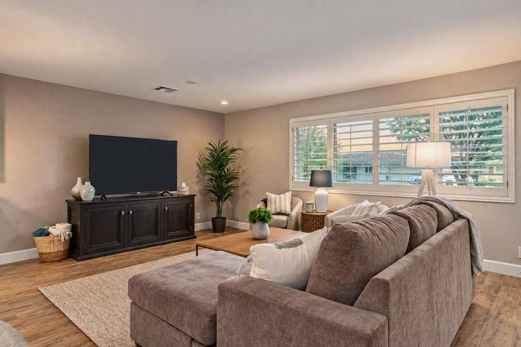 Elegante sala de estar con mobiliario moderno en un apartamento en Building East Wilshire Drive - travli-hospitality-co - 1558701 en Scottsdale, Scottsdale