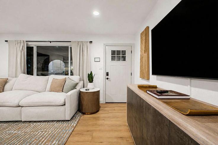 Sala de estar elegantemente projetada com móveis modernos em um apartamento no Building North 74th Street - travli-hospitality-co - 1639143 em Scottsdale, Scottsdale Sala de estar elegantemente projetada com móveis modernos em um apartamento no Building North 74th Street - travli-hospitality-co - 1639143 em Scottsdale, Scottsdale