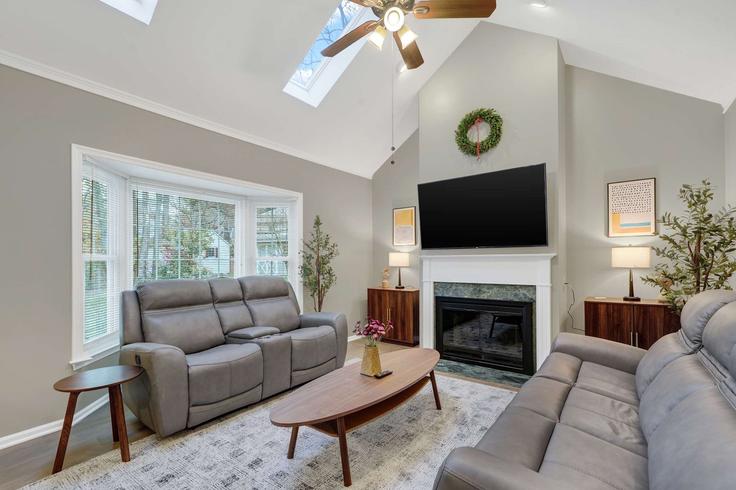 Elegant gestaltetes Wohnzimmer mit moderner Einrichtung in einer Wohnung im Building Villanova Court - tree-swing-properties-llc - 1611392 in Newark, Newark Elegant gestaltetes Wohnzimmer mit moderner Einrichtung in einer Wohnung im Building Villanova Court - tree-swing-properties-llc - 1611392 in Newark, Newark
