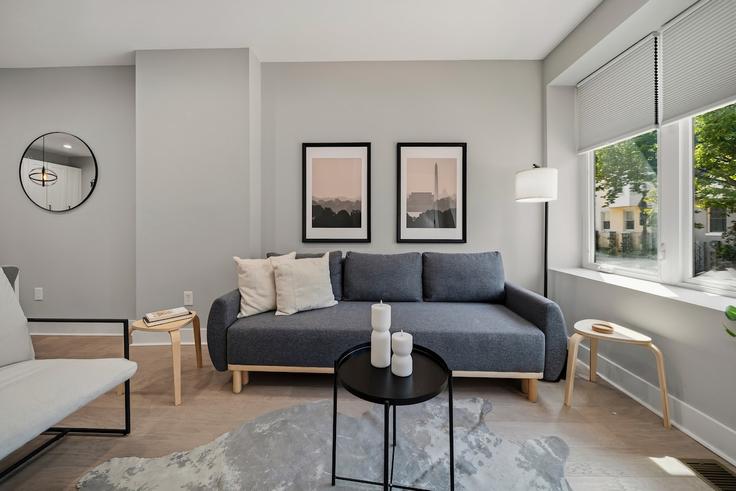 Elegante sala de estar con mobiliario moderno en un apartamento en Building Bates Street Northwest - tri-mtr - 1648170 en Washington, Washington Elegante sala de estar con mobiliario moderno en un apartamento en Building Bates Street Northwest - tri-mtr - 1648170 en Washington, Washington