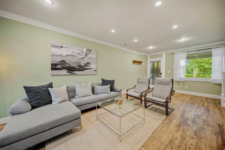 Elegante sala de estar con mobiliario moderno en un apartamento en Building 17th Street Southeast - tri-mtr - 1648169 en Washington, Washington Elegante sala de estar con mobiliario moderno en un apartamento en Building 17th Street Southeast - tri-mtr - 1648169 en Washington, Washington