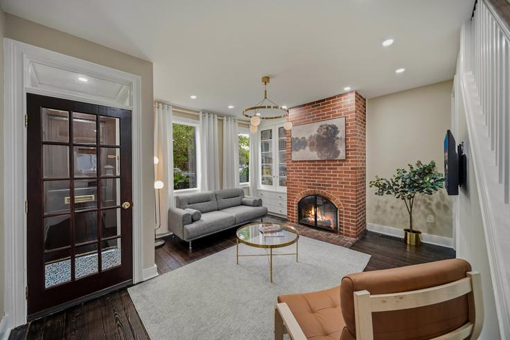 Washington, Washington에 위치한 Building East Capitol Street Southeast - tri-mtr - 1648174 유닛의 세련된 인테리어가 돋보이는 거실 Washington, Washington에 위치한 Building East Capitol Street Southeast - tri-mtr - 1648174 유닛의 세련된 인테리어가 돋보이는 거실