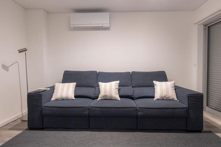 Elegante sala de estar con mobiliario moderno en un apartamento en Building Rua Varandas para o Mar 19 - trip2portugal - 1625883 en Santiago, Sesimbra Elegante sala de estar con mobiliario moderno en un apartamento en Building Rua Varandas para o Mar 19 - trip2portugal - 1625883 en Santiago, Sesimbra
