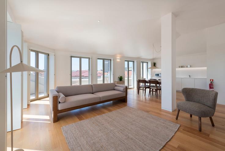 Sala de estar elegantemente projetada com móveis modernos em um apartamento no Building Rua da Firmeza - tripascoracao - 1057656 - LIS em União das freguesias de Cedofeita, Santo Ildefonso, Sé, Miragaia, São Nicolau e Vitória, Porto