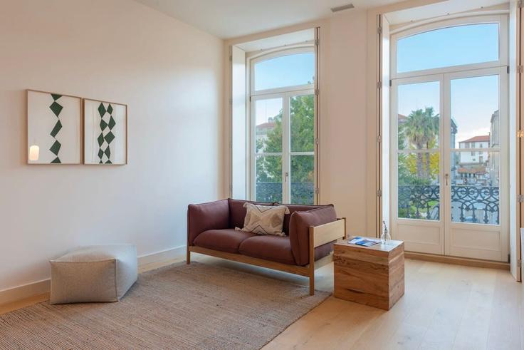 Building Rua de Mouzinho da Silveira - tripascoracao - 1057666 - LIS adresindeki bir dairede modern mobilyalarla zarif bir şekilde tasarlanmış oturma odası União das freguesias de Cedofeita, Santo Ildefonso, Sé, Miragaia, São Nicolau e Vitória, Porto