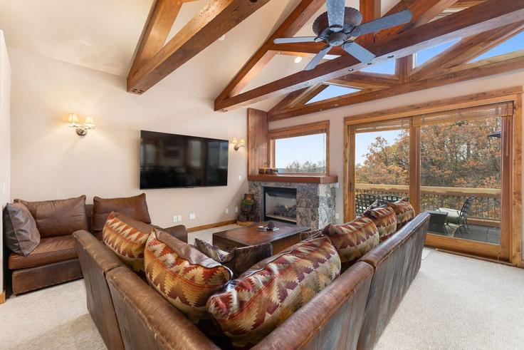 Salle de séjour élégante avec mobilier moderne dans un appartement à Building Overlook Drive - triprentals - 1564303 à Steamboat Springs, Steamboat Springs